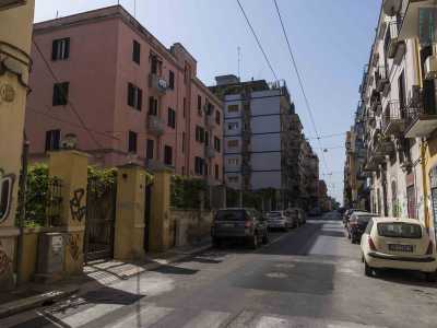 Ma da questo punto fino a via Menotti Bianchi su corso Benedetto Croce � possibile scorgere un paio di edifici di chiara architettura fascista...